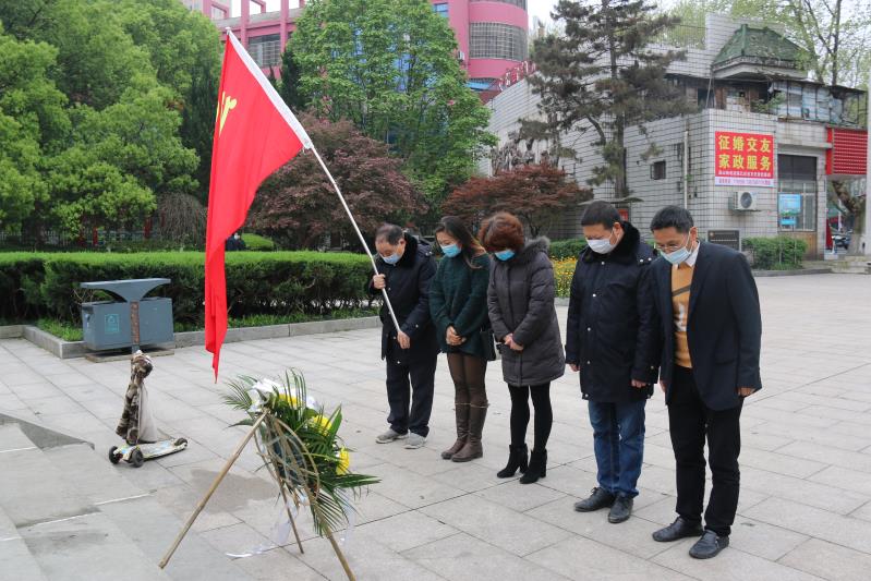 湘北汽運黨支部主題黨日活動，緬懷抗日英烈，祭掃墓地，敬獻花籃。